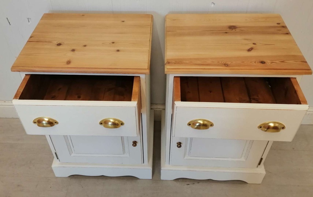 CHALK WHITE SHABBY CHIC  BEDSIDE CUPBOARD