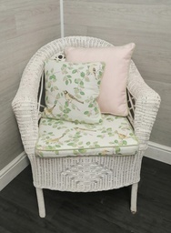 [HF15923] lovely cushioned white wicker armchair